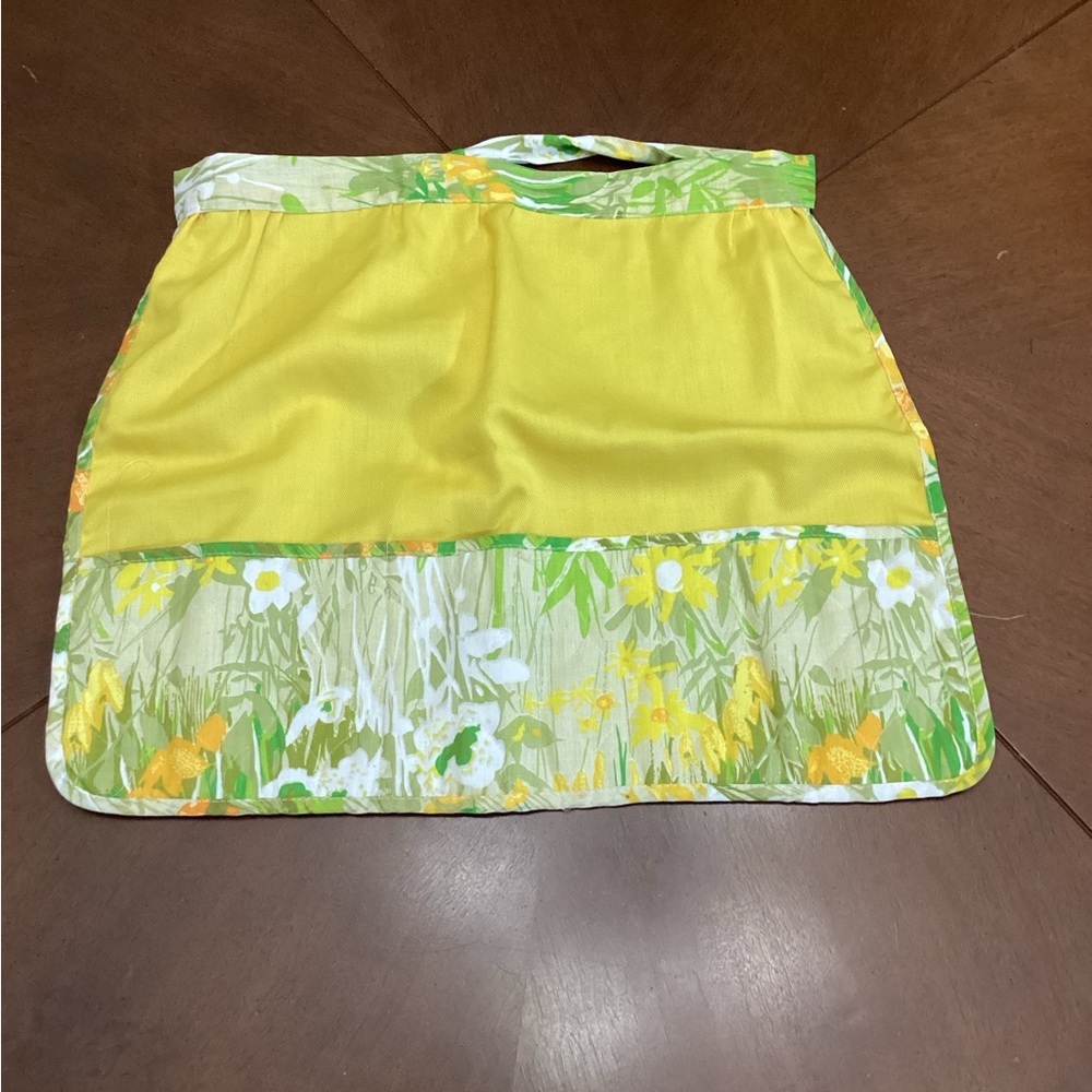 Happy vintage daffodil apron 🌼
